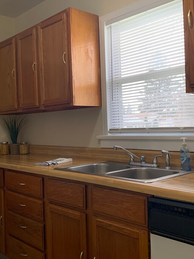 Building Photo - Three bedroom single family home, 1614 Pri...