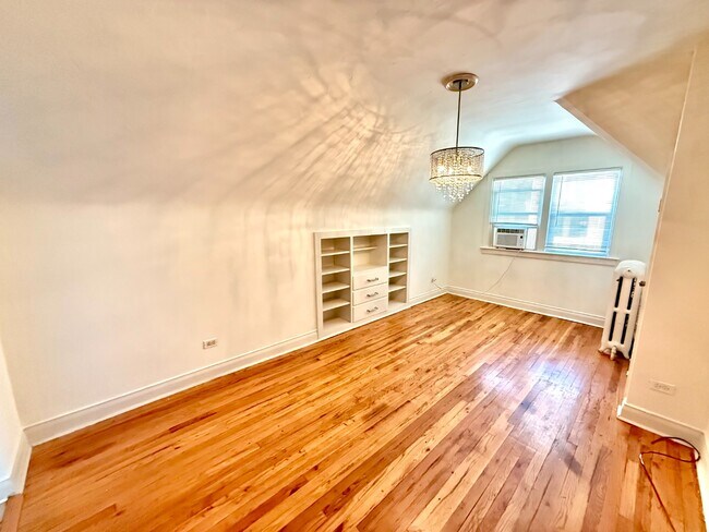Foto del edificio - Top floor Studio Apartment in Capitol Hill! Available NOW!
