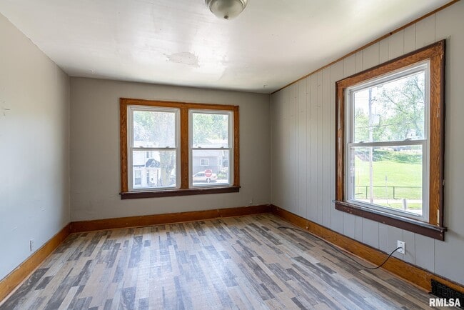 Building Photo - 1527 8th Ave