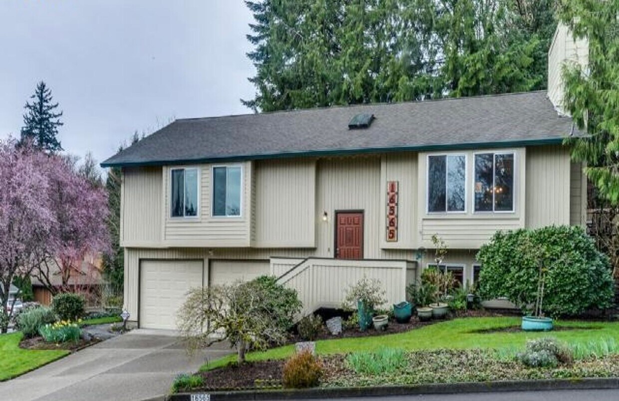 Primary Photo - Large 4 Bedroom Home Only 40 Feet to the E...