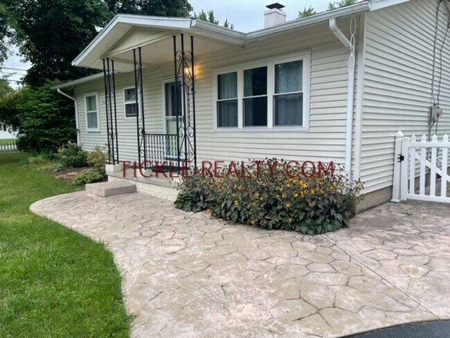 Foto del edificio - 3 Bedroom Ranch - Huge Garage - Fenced Yard