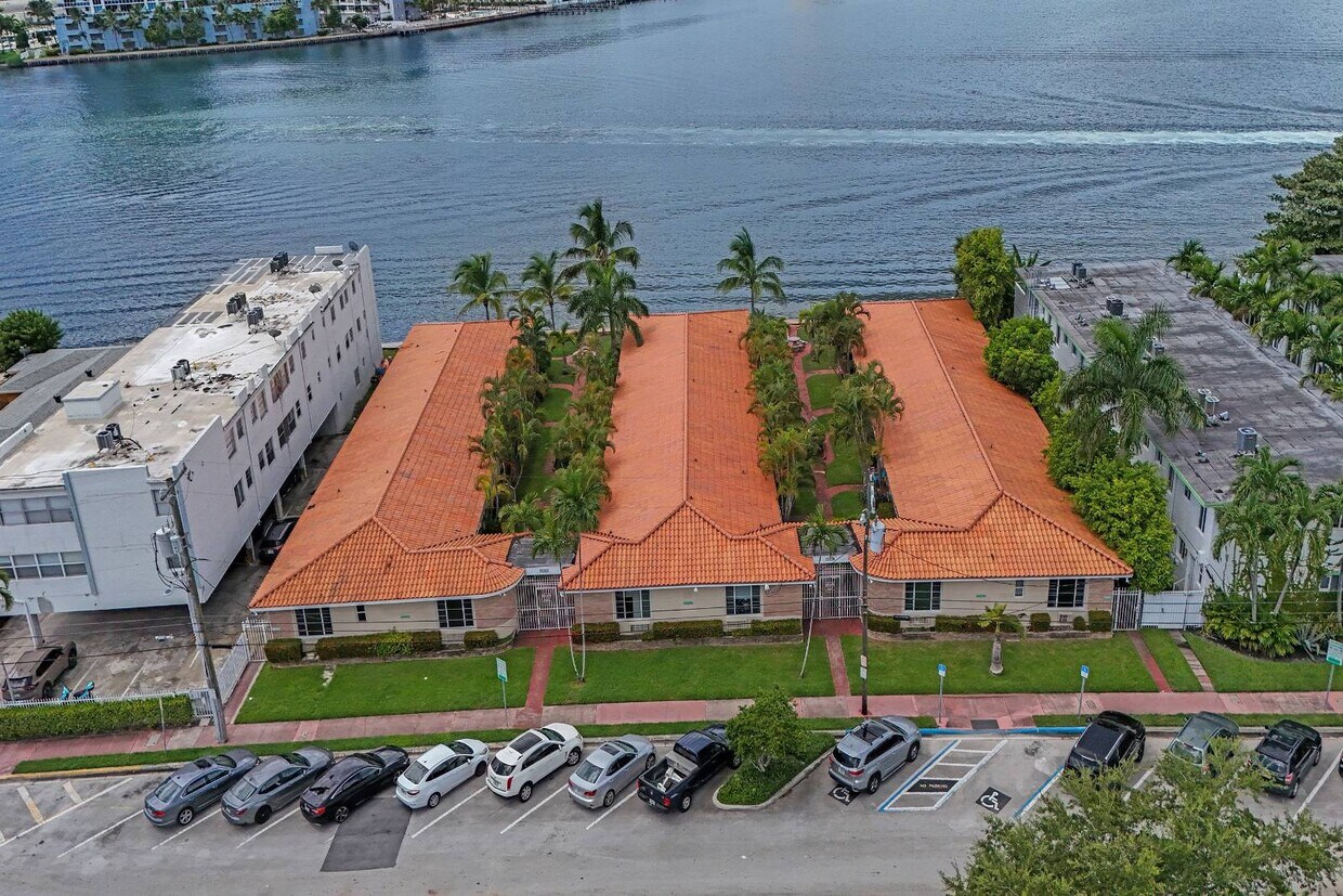 Foto principal - 2160 Bay Dr