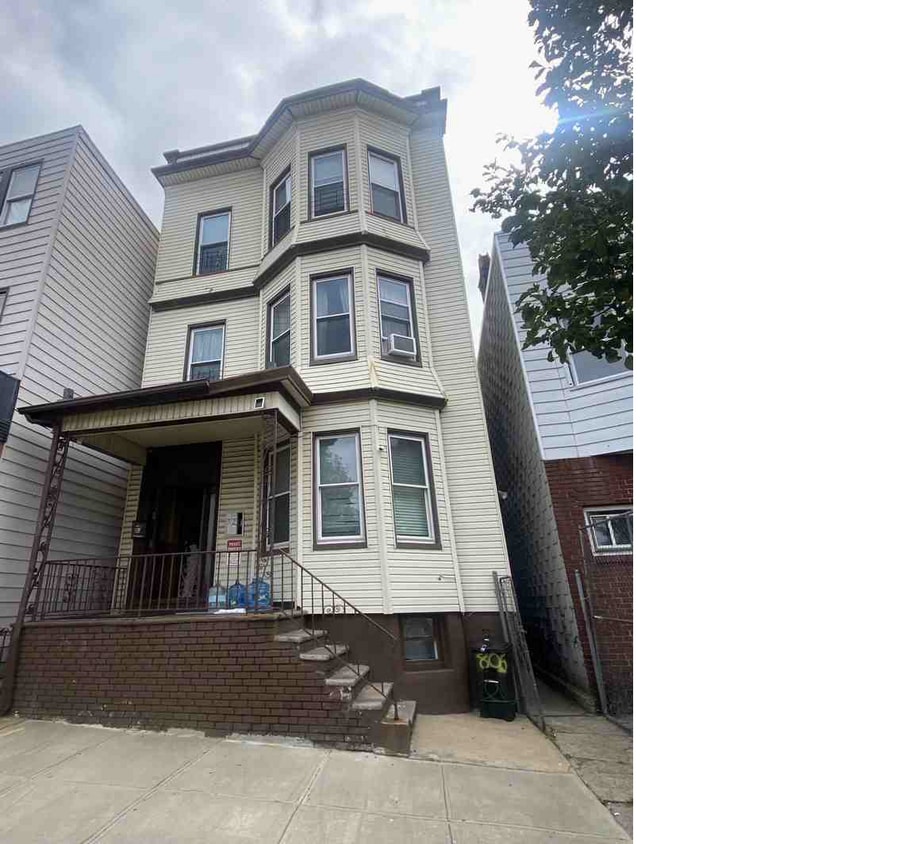 Building Photo - 806 Kennedy Blvd