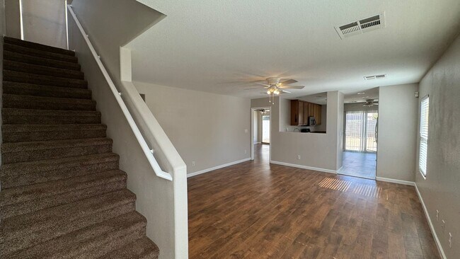 Foto del edificio - Master Bedroom downstairs NW Great Home