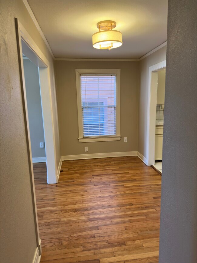 Building Photo - 906 N 6th St