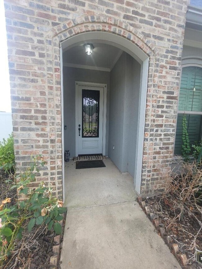 Foto del edificio - 724 Fir Wood Ln
