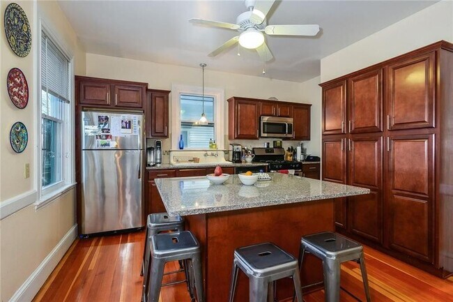 Kitchen with Granite Counter Tops - 25 Hudson St