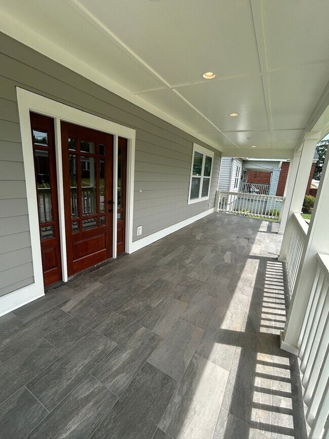 Foto del edificio - Newly Renovated Spacious 3 Bedroom w/ Full Appliance Package