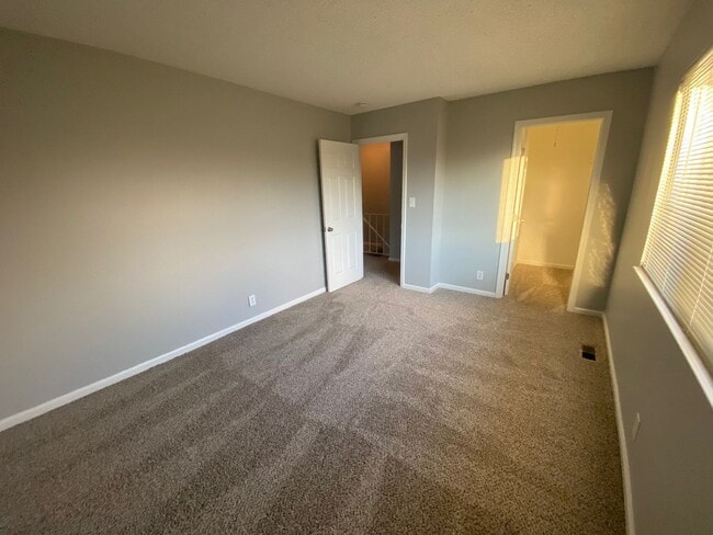 Building Photo - Remodeled 2 Bedroom Condo with Garage