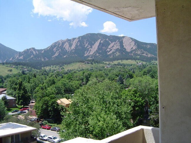 Foto del edificio - Rare 1-bed Boulder Condo on 7th Floor, Fantastic Views of Flatirons
