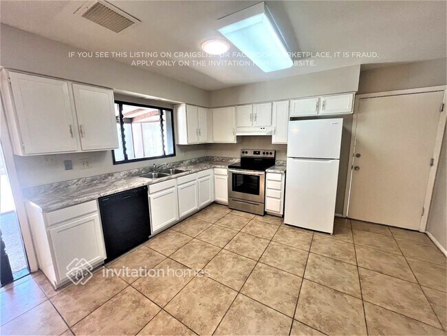 Foto del edificio - 4607 W Orangewood Ave