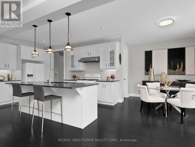 Photo du bâtiment - 282 Bethpage Dr.