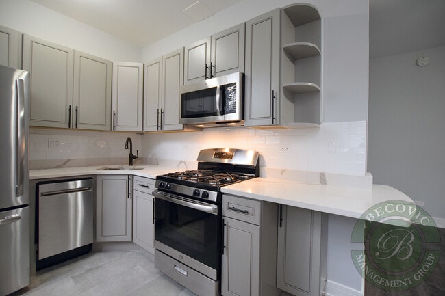 Building Photo - 1521 W Sherwin Ave