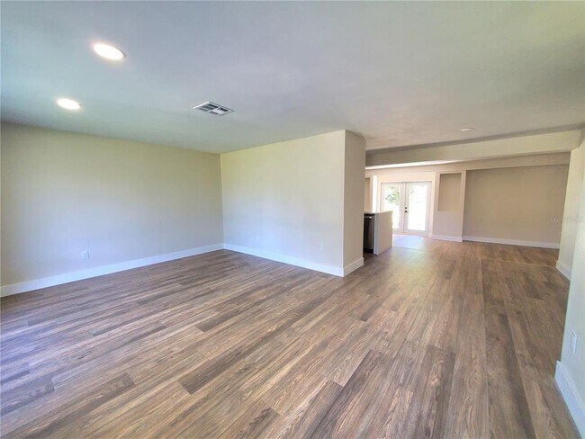 Building Photo - 20191 Gladstone Ave