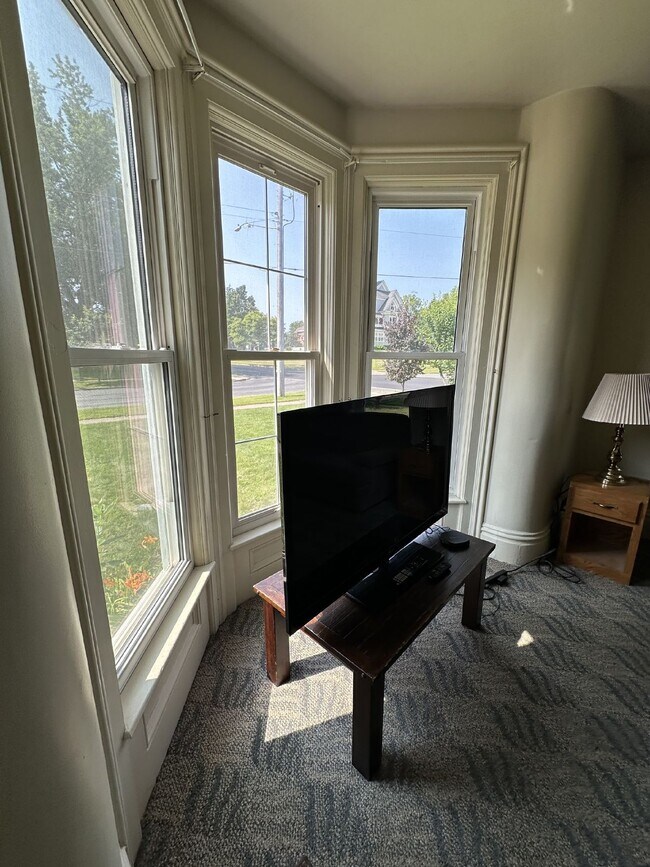 Building Photo - Exciting 3 Bed 1 Bath near UWEC! Available...