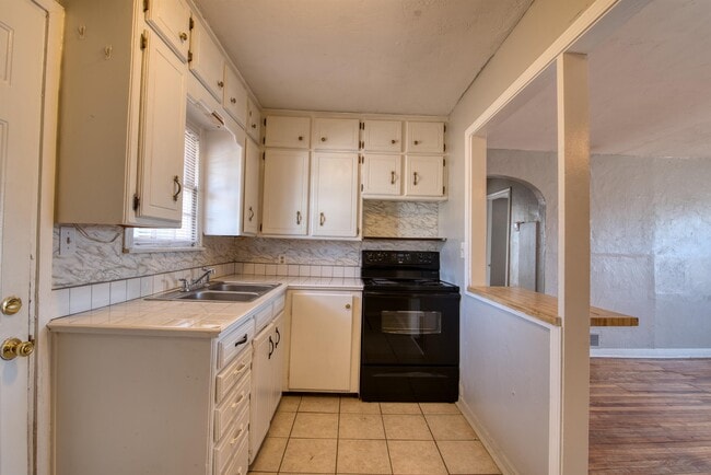 Building Photo - 4600 N Hamilton Dr