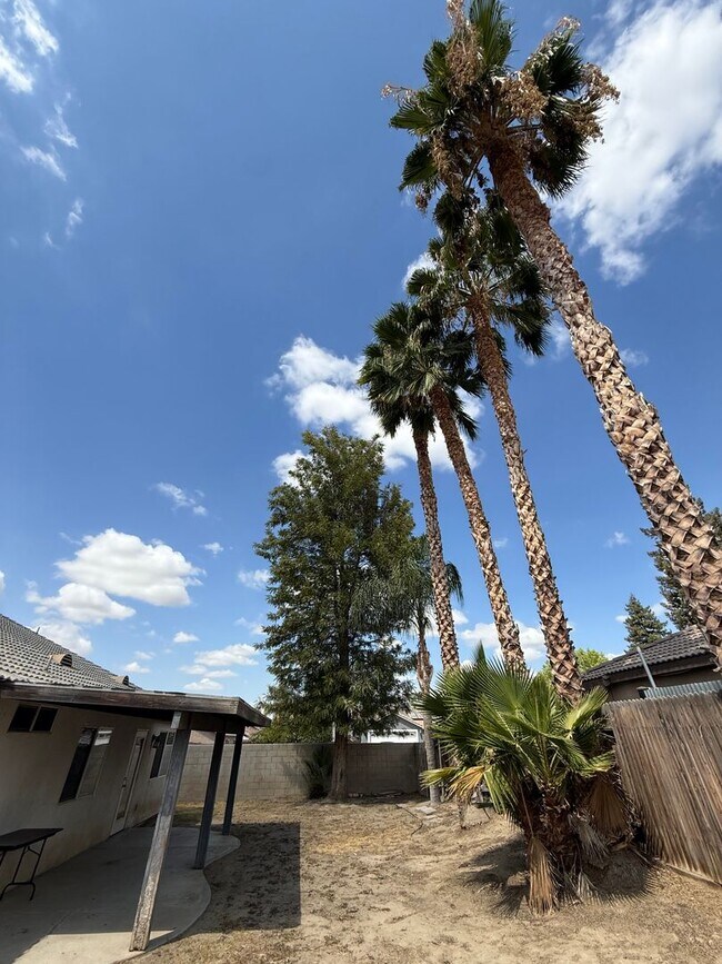 Foto del edificio - Spacious 4-Bedroom Home in Southwest Bakersfield
