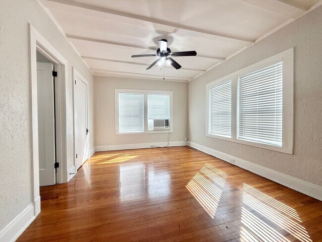 Foto del edificio - Adorable Downstairs Studio in Vintage 1920s Complex