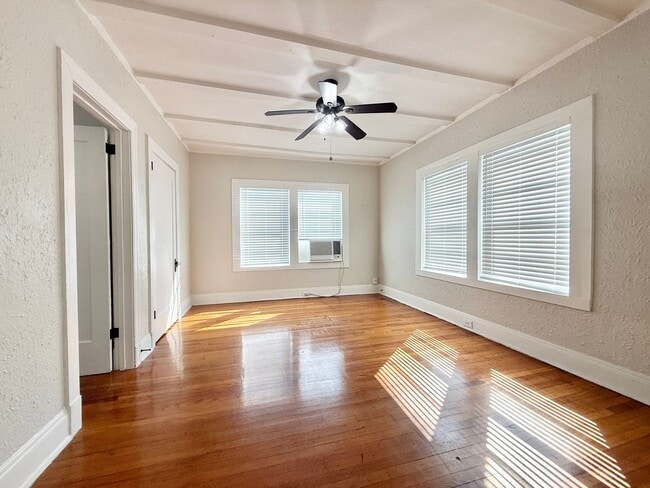 Building Photo - Adorable Downstairs Studio in Vintage 1920s Complex