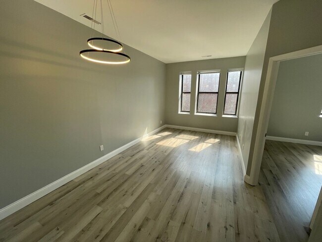 Foto del edificio - GORGEOUS 2/1 -  RENOVATED! Stainless, Granite, In Unit W/D