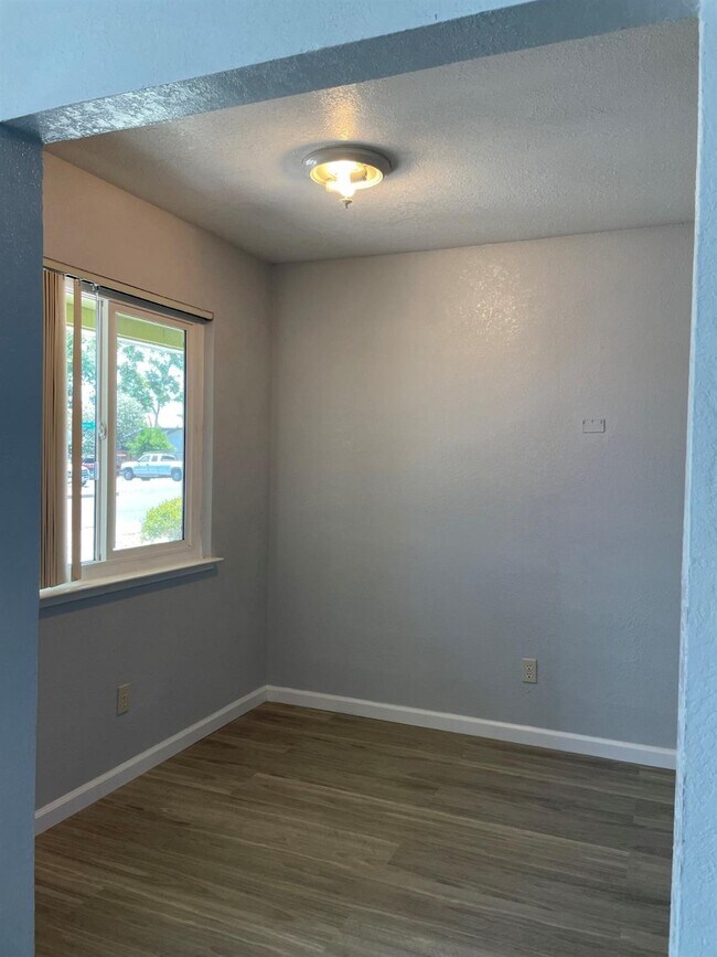 Foto del edificio - 1275 E Oak Ave