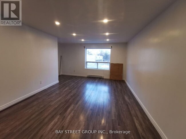 Building Photo - 1546 Jane St