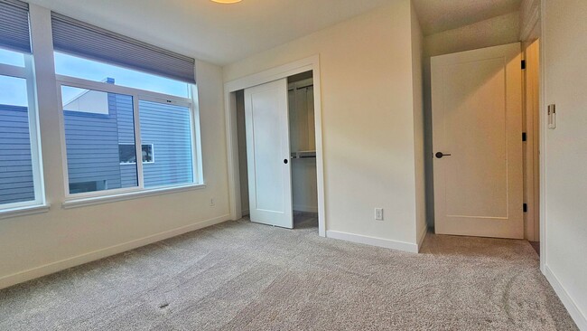 Building Photo - Modern 2 Bed 1.75 Bath Townhome in North B...