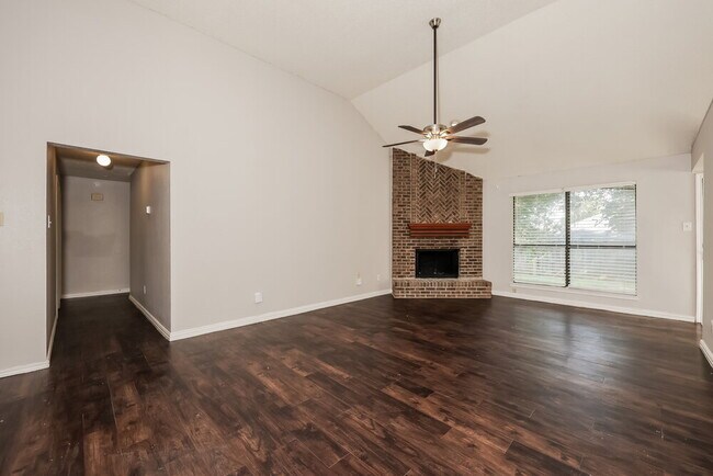 Foto del edificio - 3309 Creekwood Ln