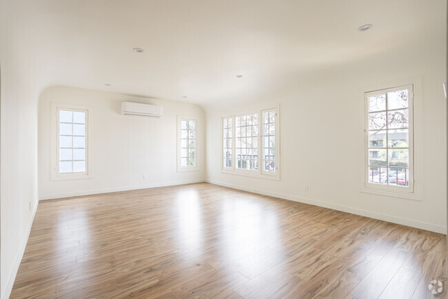 Building Photo - 738 S Stanley Ave
