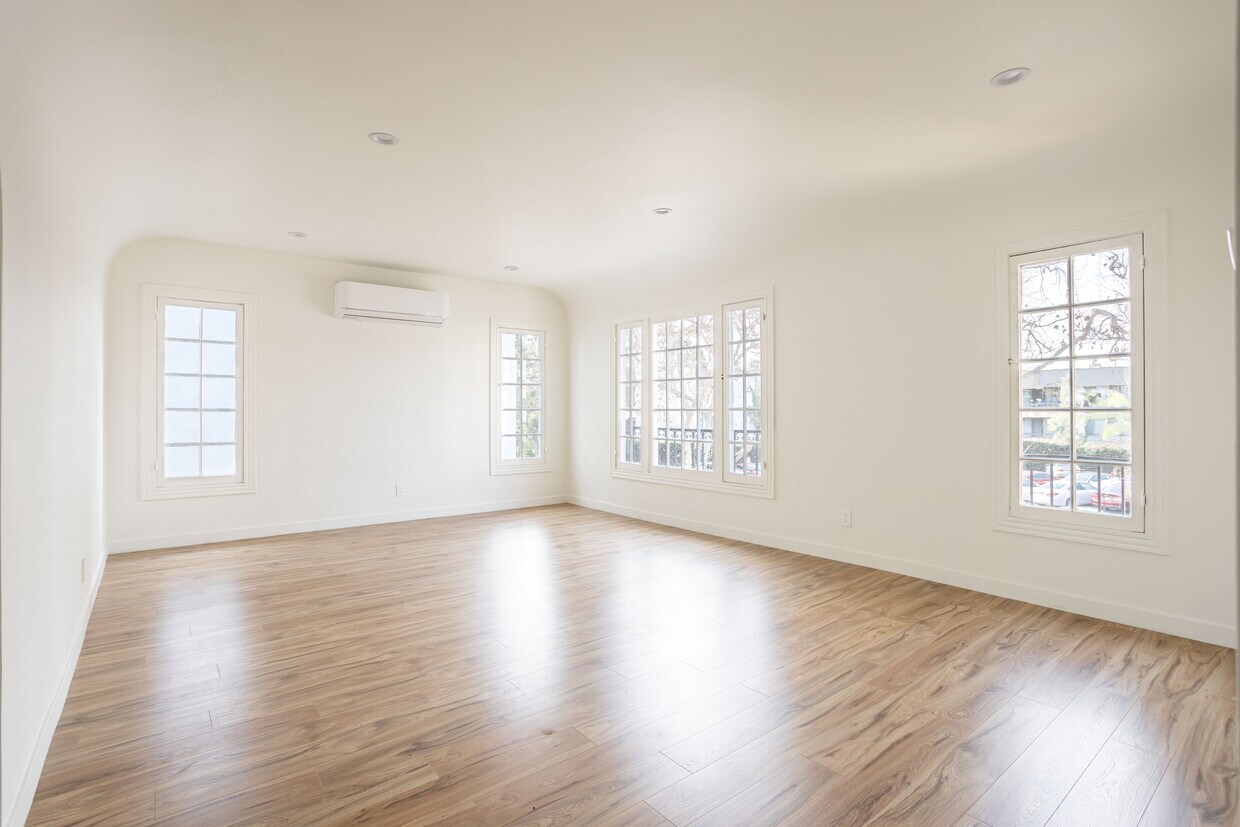 Foto principal - 738 S Stanley Ave
