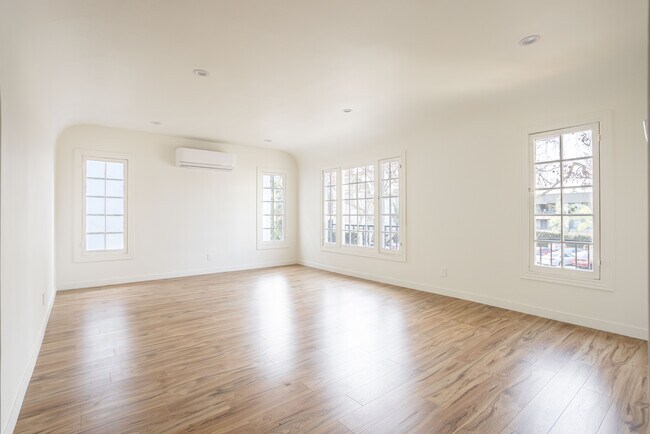 Building Photo - 738 S Stanley Ave