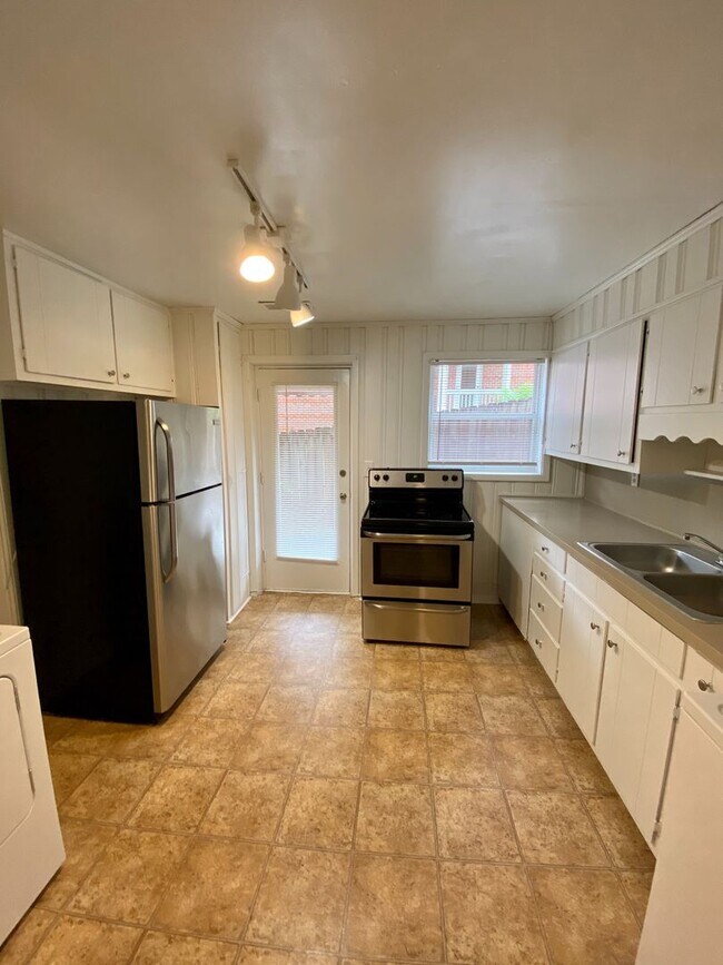 Building Photo - 205-Hillcrest