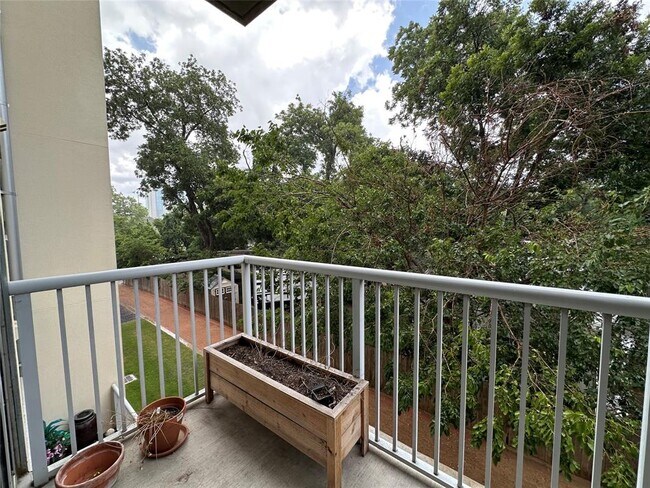 Foto del edificio - 1600 Barton Springs Rd