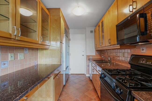 Foto del edificio - HUGE Apartment Across from Grosvenor Metro...