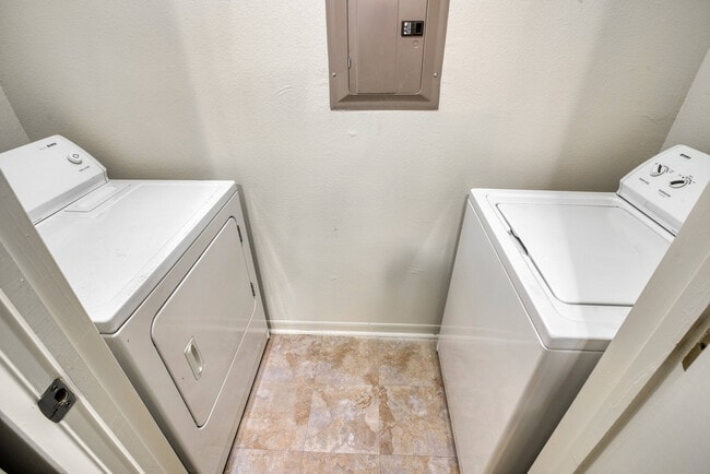 LAUNDRY-01 - Cypress Bend Apartments