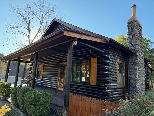 Large covered front porch for hanging out - 1011 Lake Shore Dr