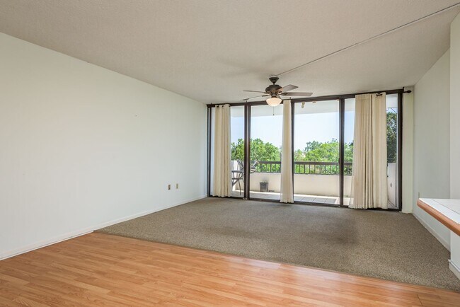 Foto del edificio - Harbor Oaks Place