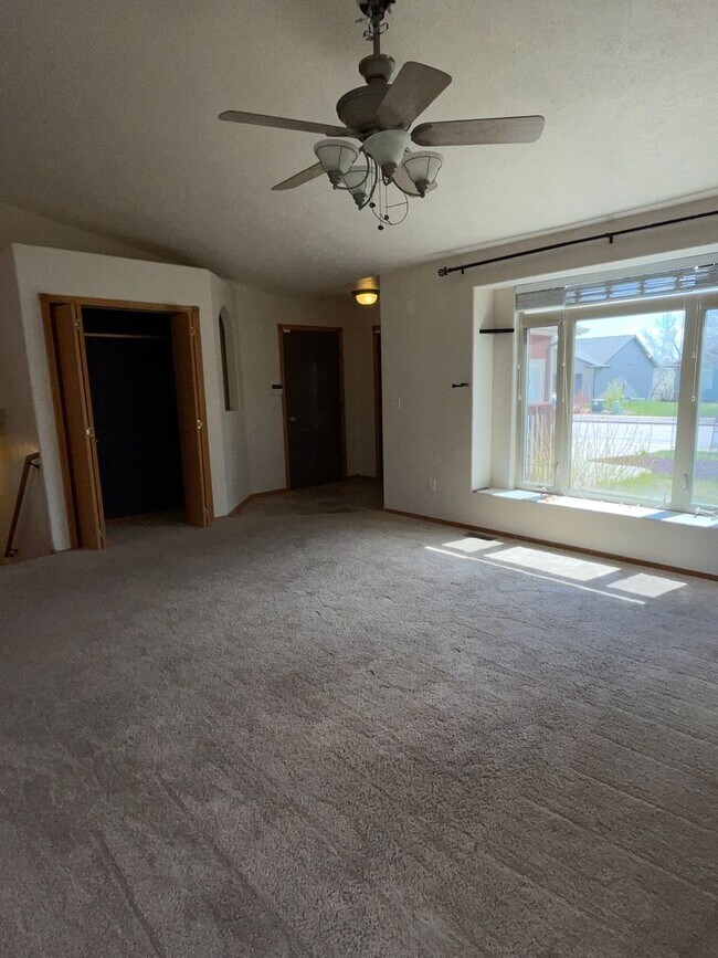 Foto del edificio - Spacious 4-Bedroom, 3-Bathroom House for Rent