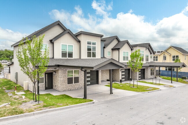 Building Photo - The Oaks At Covell