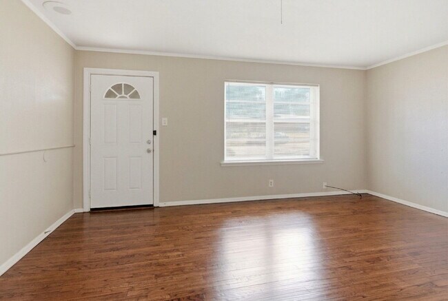 Foto del edificio - "Charming Home with an Expansive Backyard in a Convenient Fort Worth Location!"