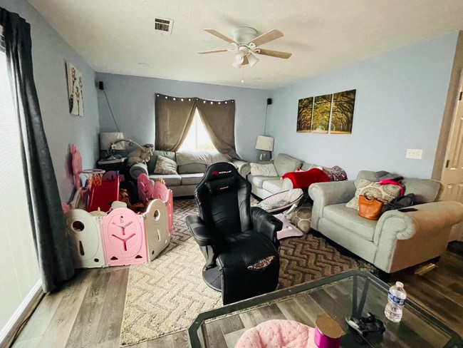 Foto del edificio - 391 Charter Ct