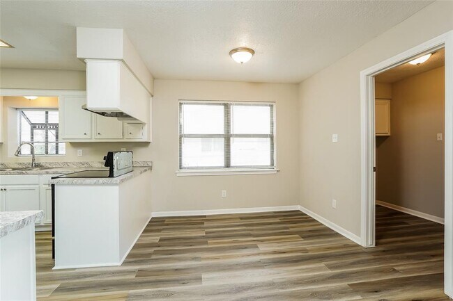 Foto del edificio - 8914 Saratoga Forest Dr