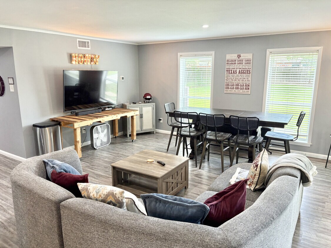 Primary Photo - 1105 Glade St