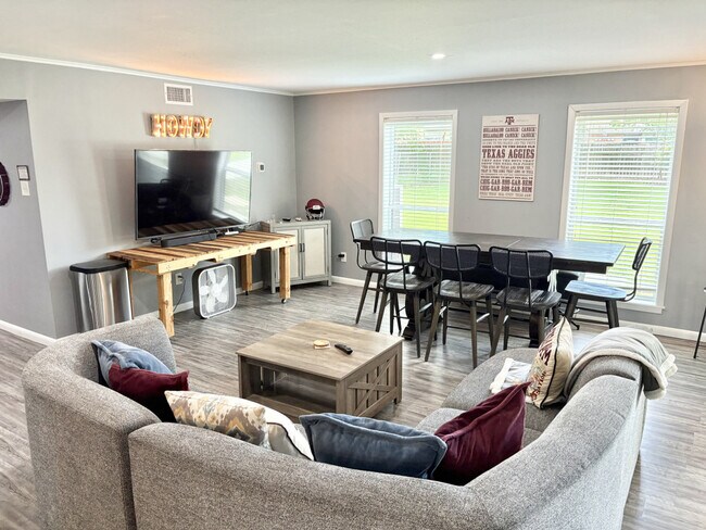 Building Photo - 1105 Glade St