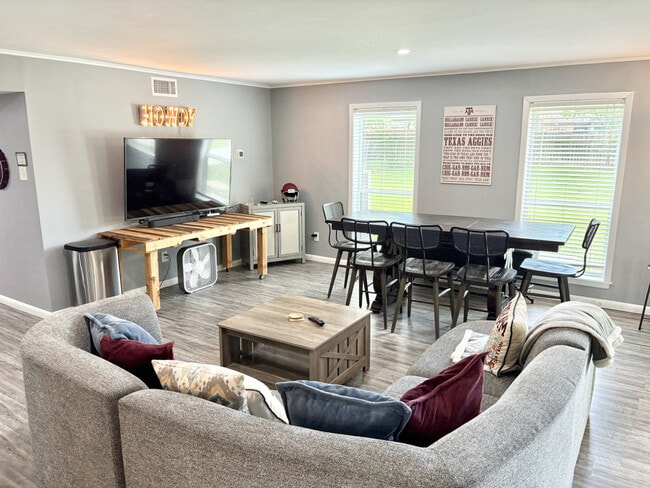 Building Photo - 1105 Glade St