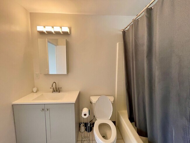 Foto del edificio - 1Bed / 1Bath / 1Parking W/D In Unit! Waipi...