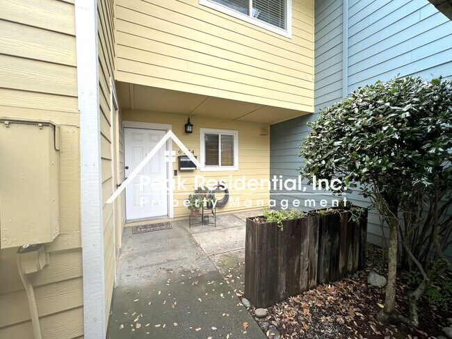 Building Photo - Updated 2bd/1.5ba Townhouse
