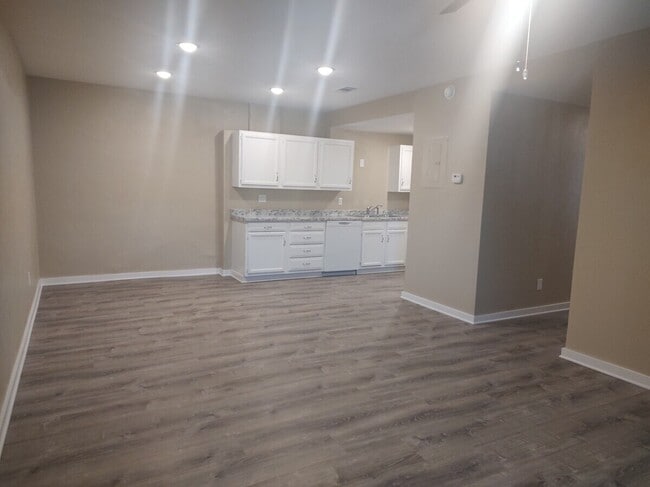 Building Photo - 113 NW Main St