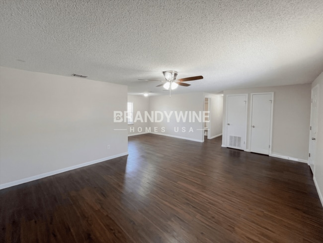 Foto del edificio - 5937 Camaro Dr W