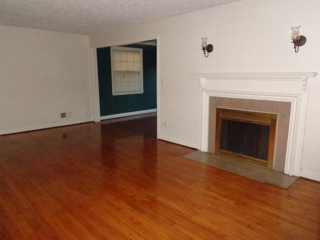 Building Photo - 2 E 54th St